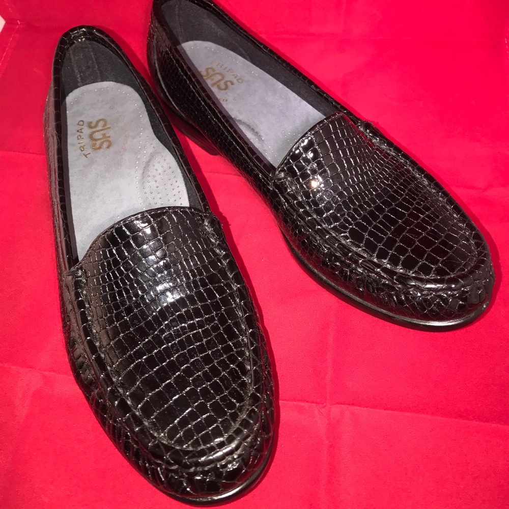 New without tags. SAS black crocodile leather pattern. Size 8.5 narrow.